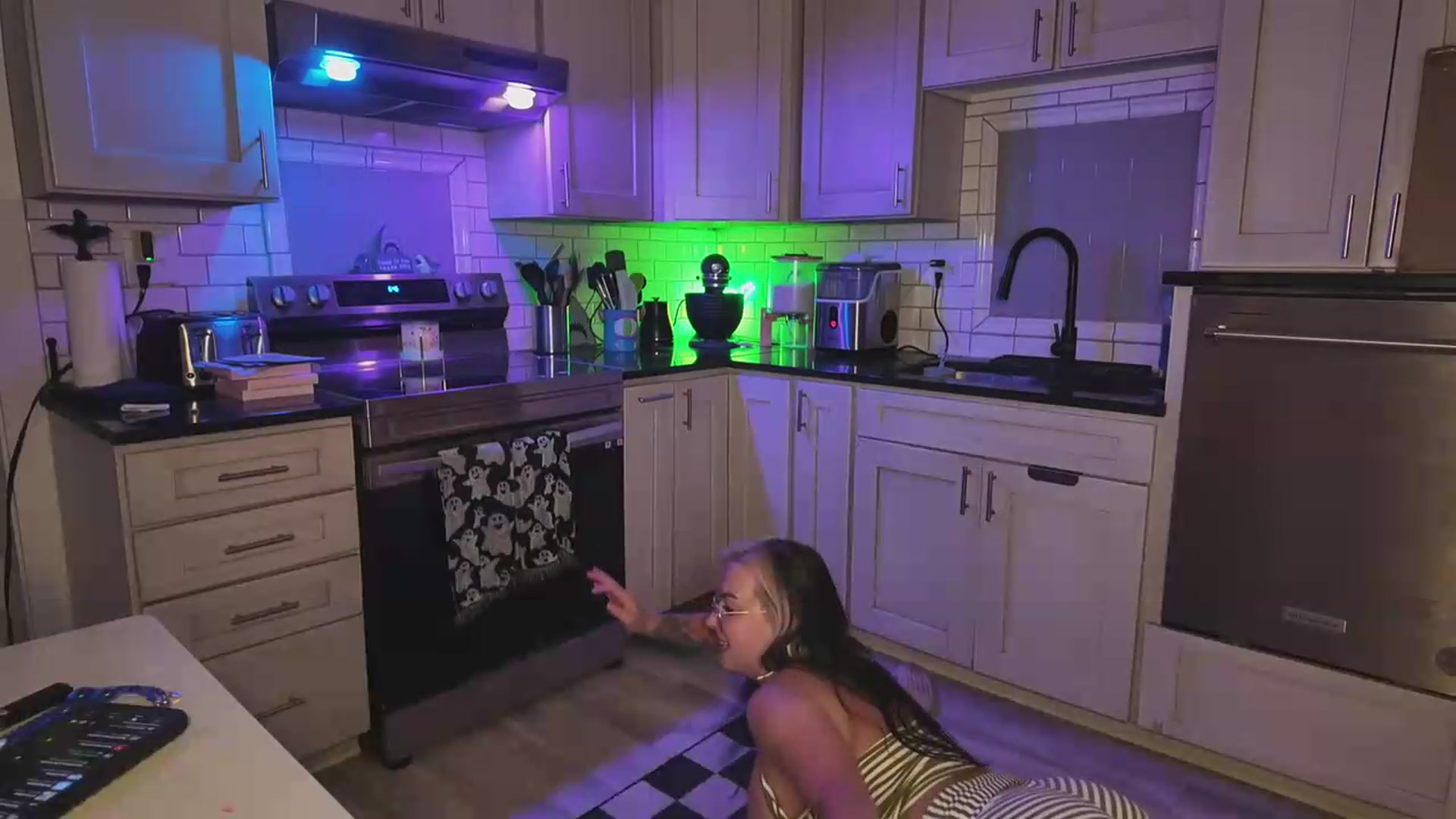 Gallery image thumbnail from Cubbixoxo's myfreecams stream on, 08/15/2026, 03:48 image 10 of 20