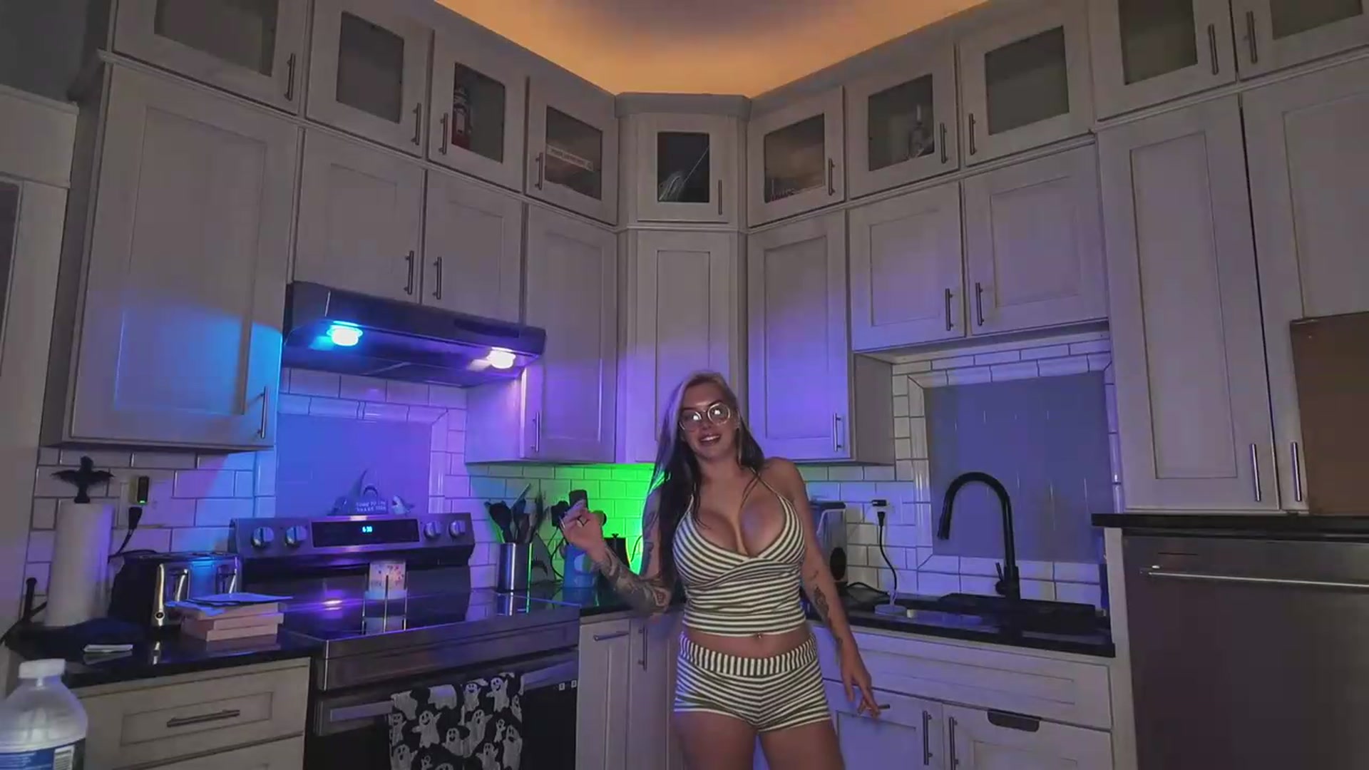 Gallery image thumbnail from Cubbixoxo's myfreecams stream on, 08/15/2026, 03:48 image 7 of 20