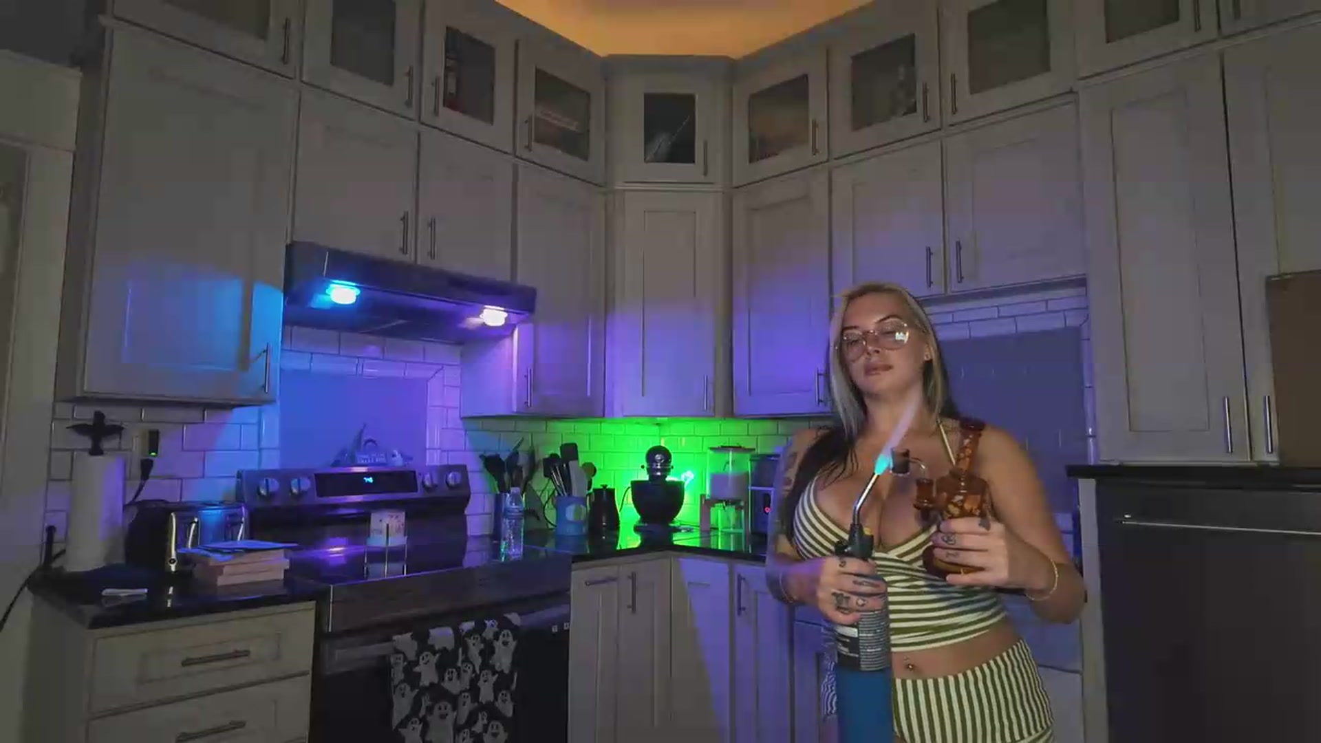 Gallery image thumbnail from Cubbixoxo's myfreecams stream on, 08/15/2026, 04:24 image 16 of 20