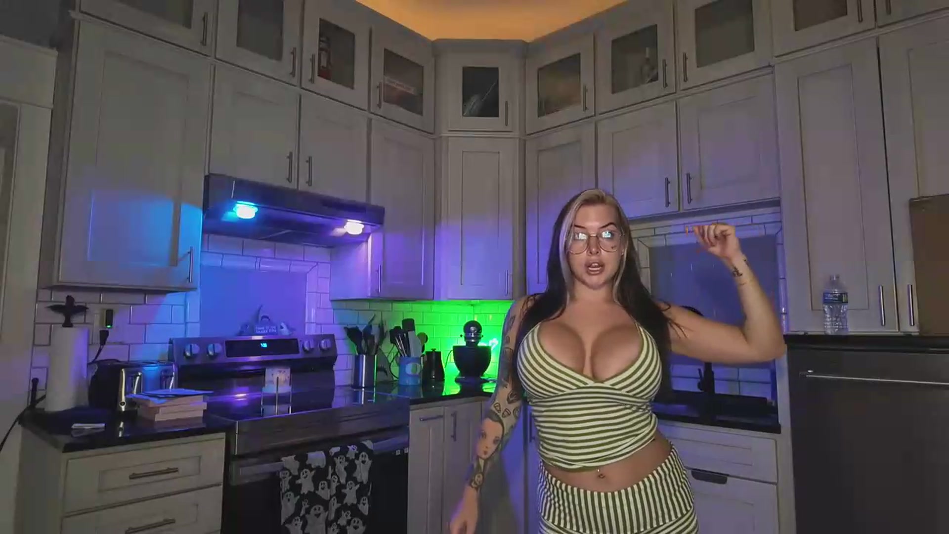 Gallery image thumbnail from Cubbixoxo's myfreecams stream on, 08/15/2026, 04:24 image 13 of 20