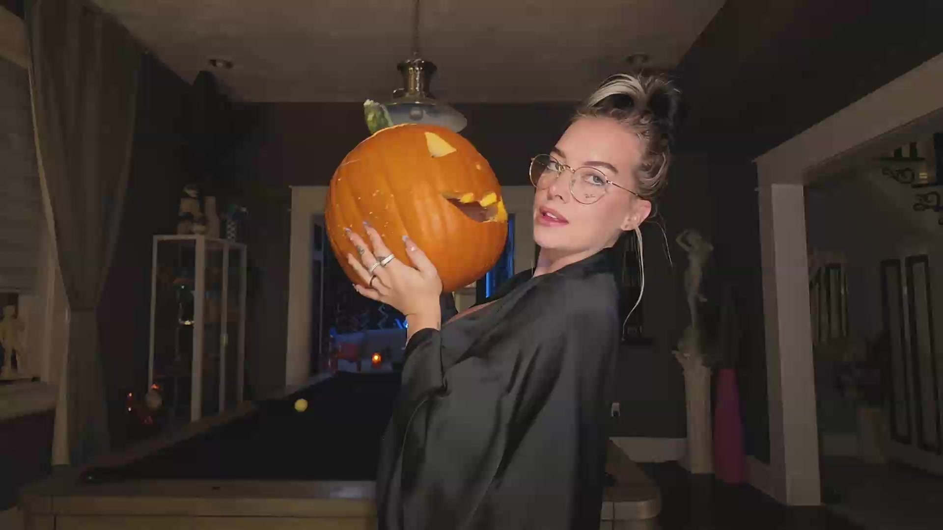 Gallery image thumbnail from Cubbixoxo's myfreecams stream on, 09/09/2026, 03:36 image 17 of 20