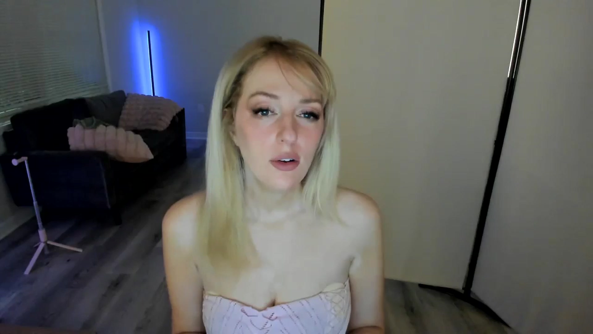 Gallery image thumbnail from CuckDomme's myfreecams stream on, 09/30/2024, 06:20 image 6 of 20