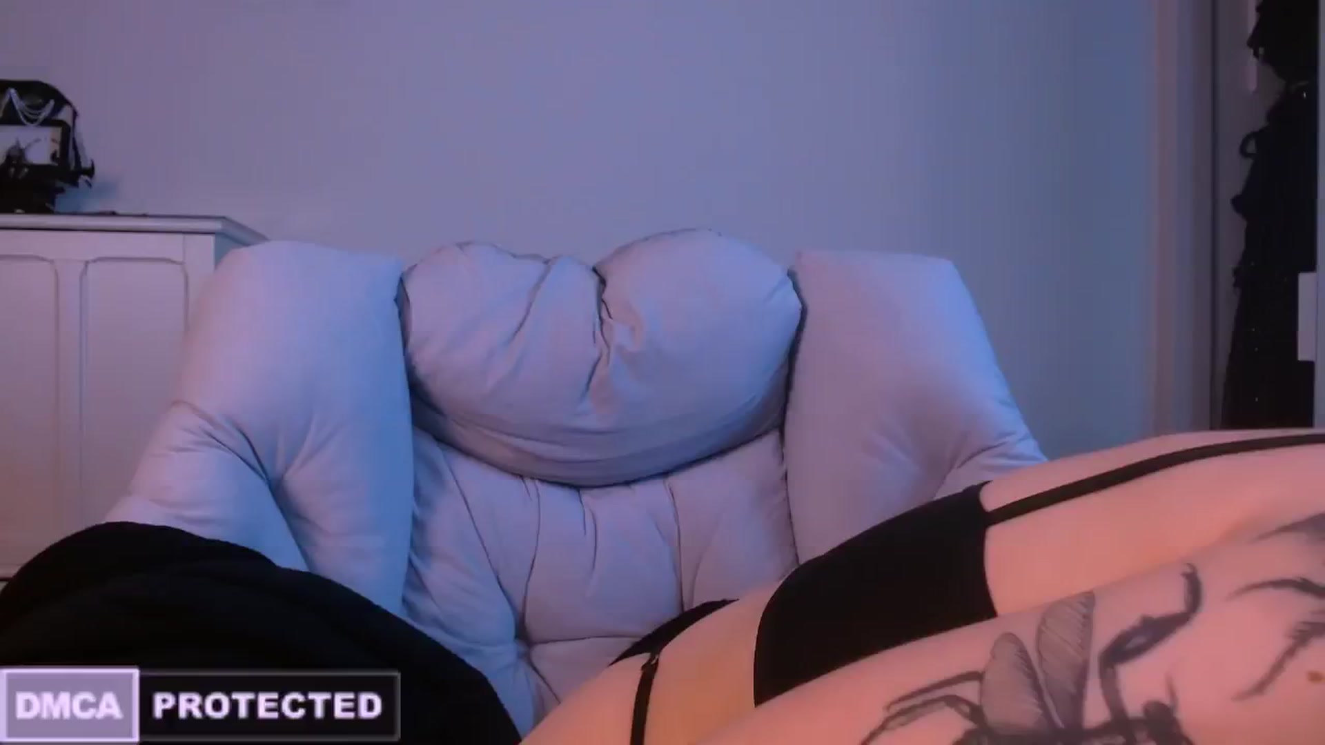 Gallery image thumbnail from CuddleFoxy's myfreecams stream on, 01/23/2025, 08:49 image 6 of 20
