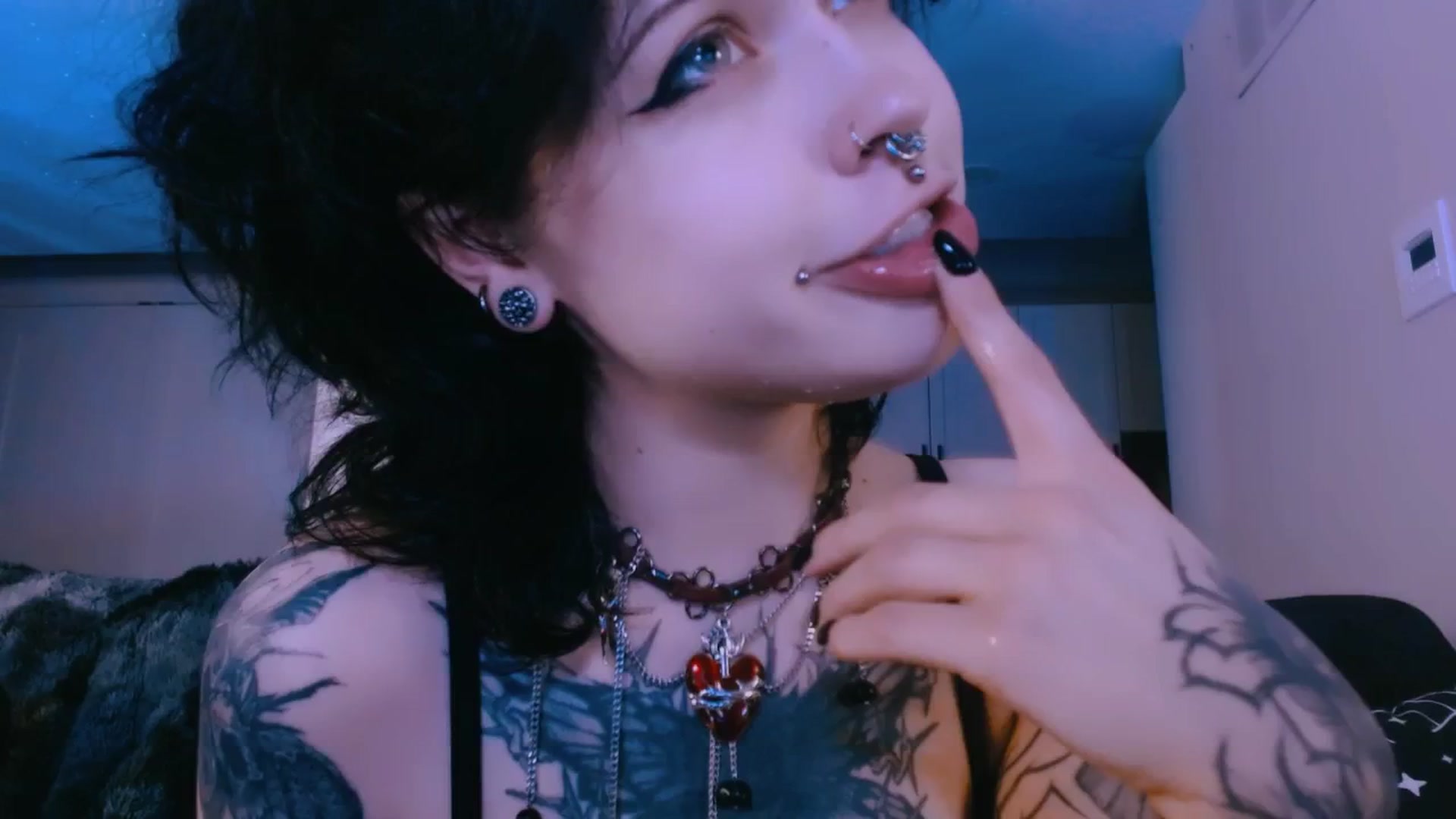 Gallery image thumbnail from CuddleFoxy's myfreecams stream on, 04/09/2026, 11:09 image 2 of 20