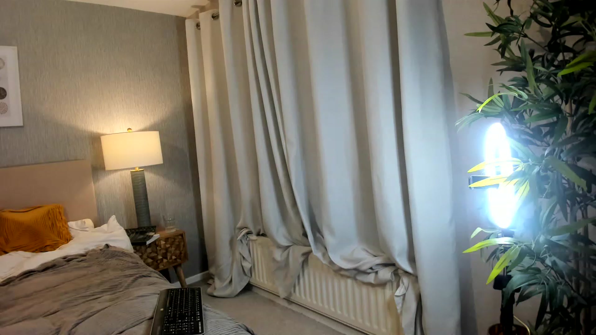Gallery image thumbnail from Cummycamila's myfreecams stream on, 06/06/2023, 23:25 image 18 of 20