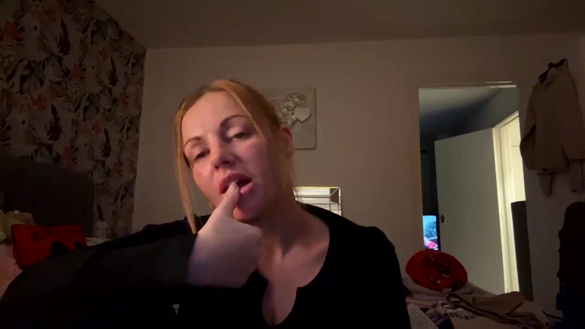 Gallery image thumbnail from Cupcake93's myfreecams stream on, 11/18/2024, 16:53 image 3 of 20