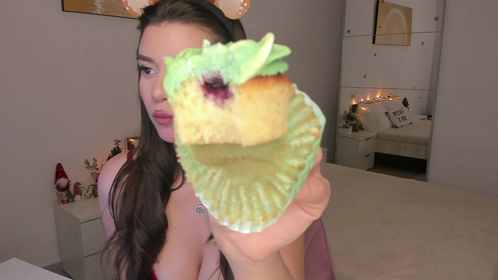 Gallery image thumbnail from CupcakeStare's myfreecams stream on, 12/25/2025, 24:13 image 17 of 20