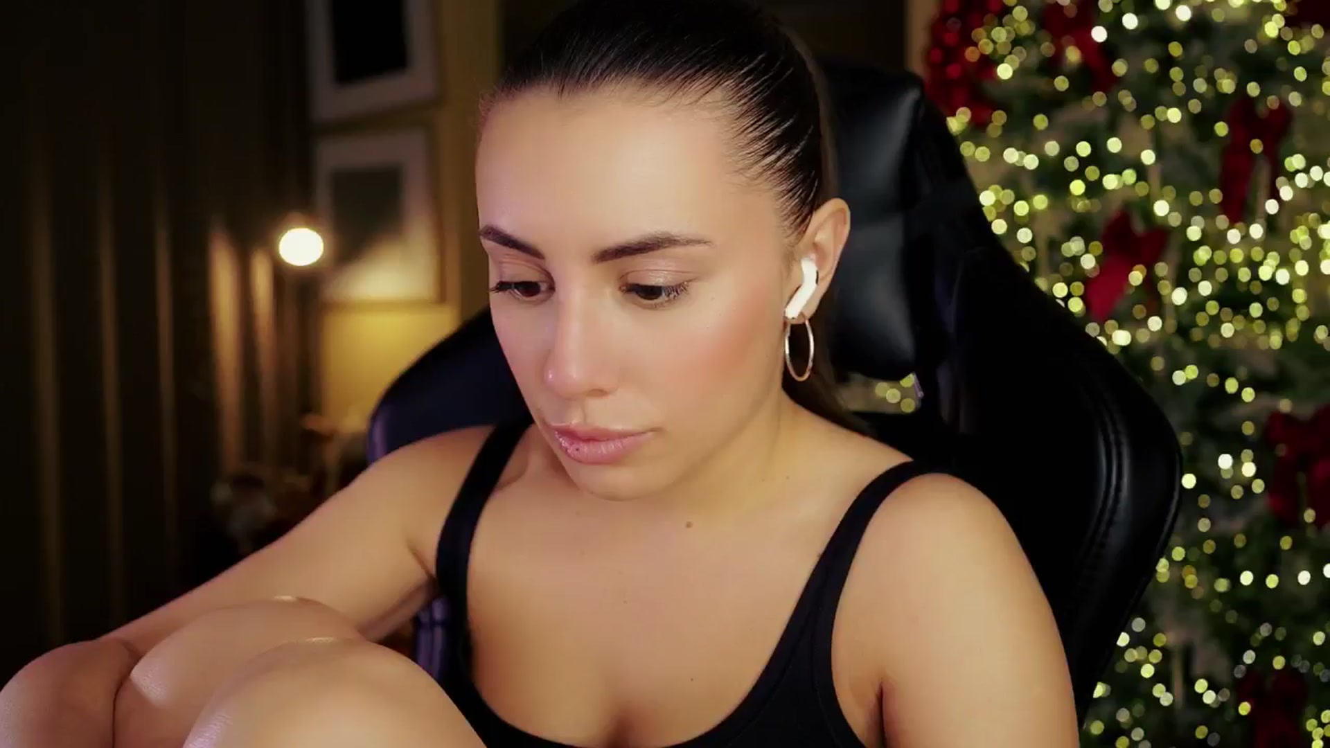 Gallery image thumbnail from Cupidonchik's myfreecams stream on, 12/25/2025, 18:33 image 16 of 20