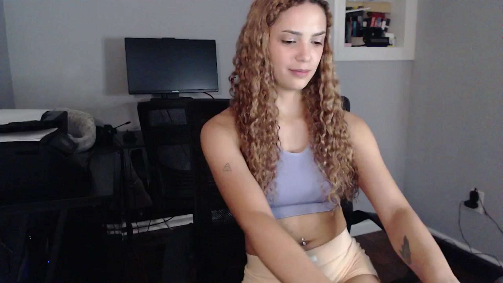 Gallery image thumbnail from CurlyBirdy's myfreecams stream on, 08/06/2024, 23:31 image 4 of 20