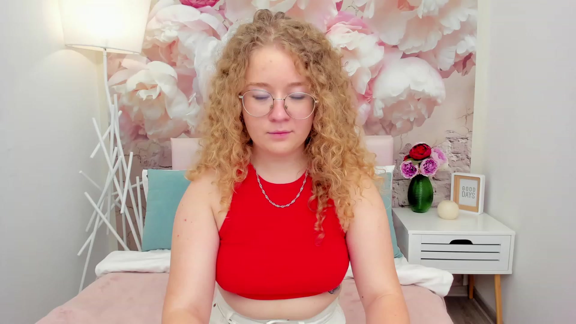 Gallery image thumbnail from CurlyLoverr's myfreecams stream on, 10/21/2023, 14:29 image 6 of 20