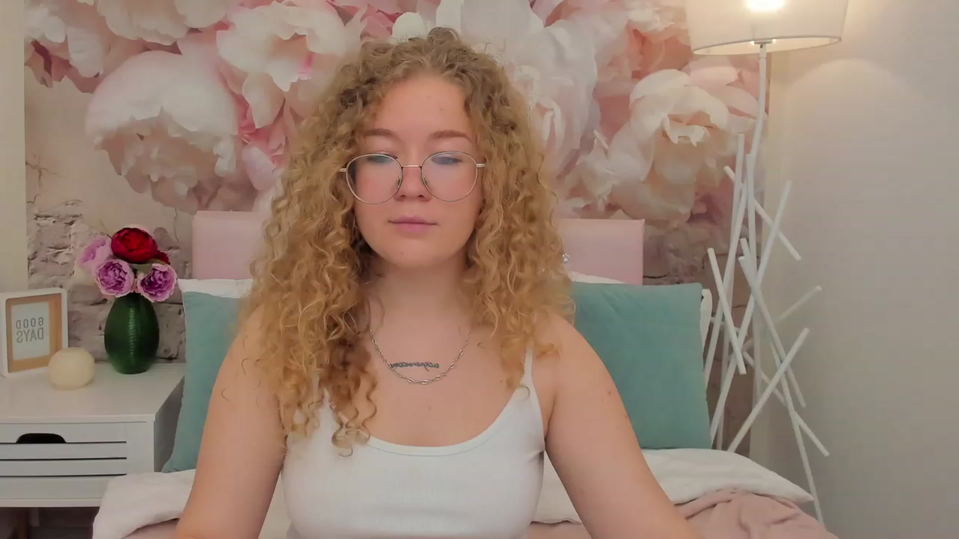 Gallery image thumbnail from CurlyLoverr's myfreecams stream on, 10/22/2023, 11:04 image 19 of 20