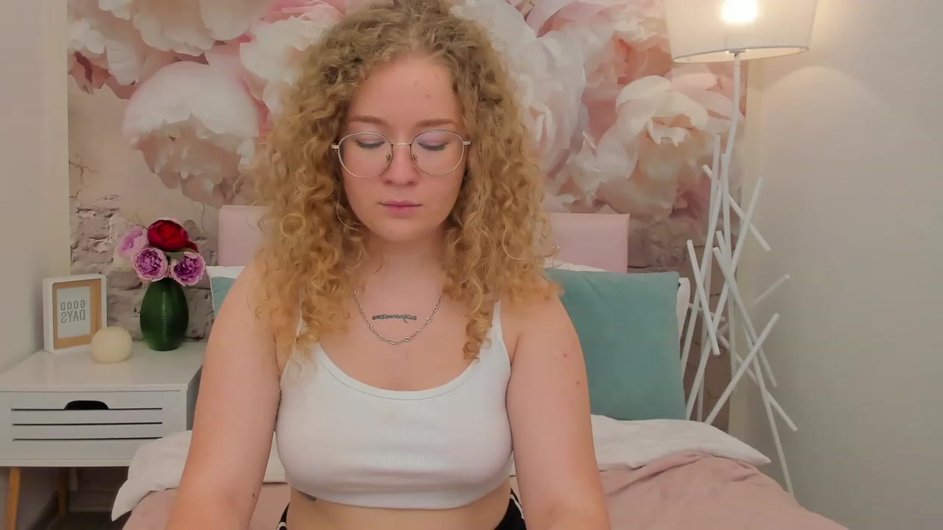 Gallery image thumbnail from CurlyLoverr's myfreecams stream on, 10/22/2023, 11:48 image 6 of 20