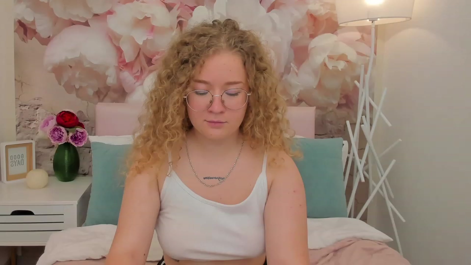 Gallery image thumbnail from CurlyLoverr's myfreecams stream on, 10/22/2023, 12:27 image 16 of 20