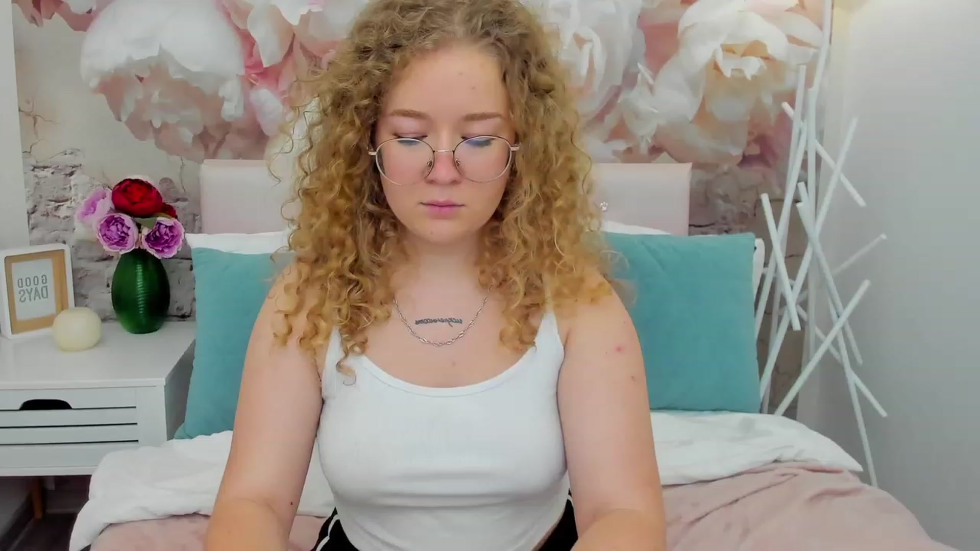 Gallery image thumbnail from CurlyLoverr's myfreecams stream on, 10/22/2023, 13:45 image 4 of 20