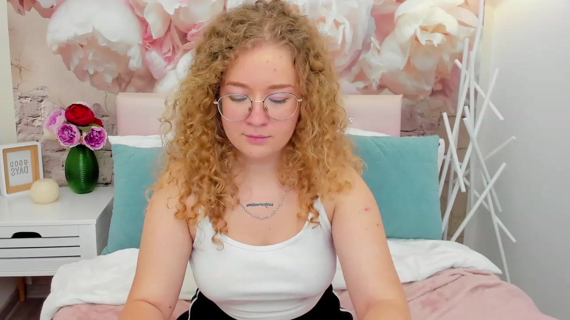 Gallery image thumbnail from CurlyLoverr's myfreecams stream on, 10/22/2023, 13:45 image 11 of 20