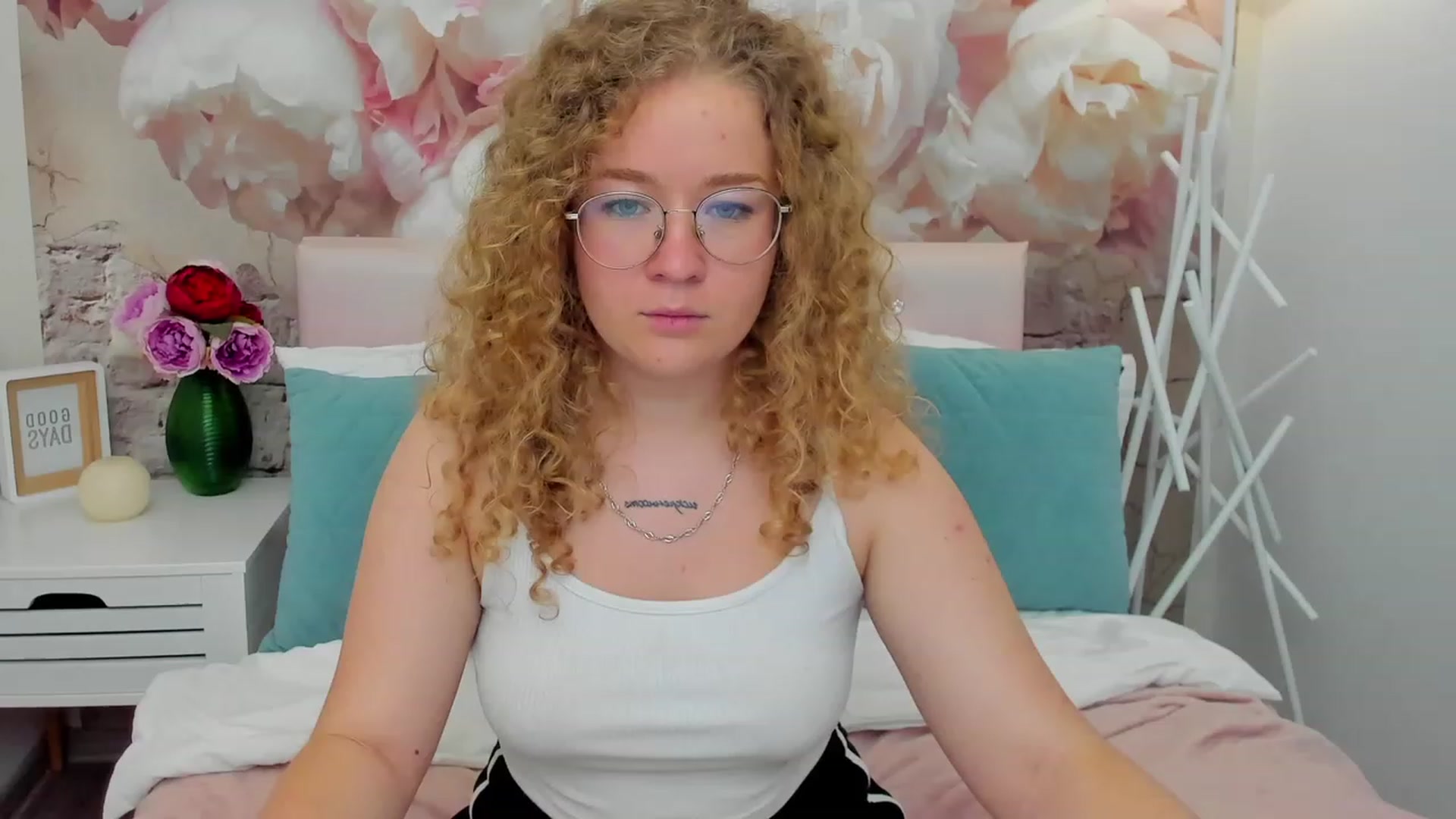 Gallery image thumbnail from CurlyLoverr's myfreecams stream on, 10/22/2023, 13:45 image 6 of 20