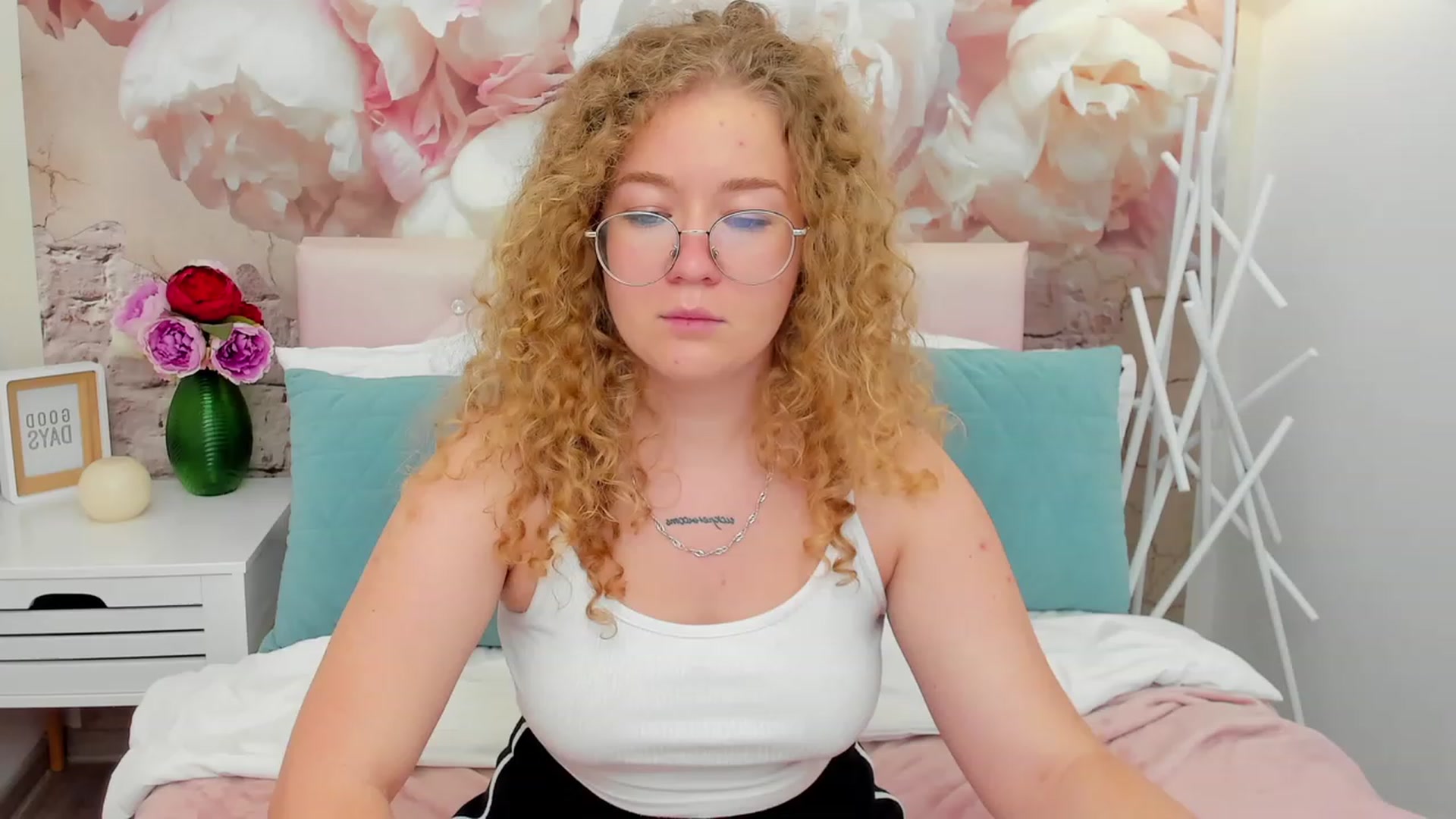 Gallery image thumbnail from CurlyLoverr's myfreecams stream on, 10/22/2023, 13:45 image 12 of 20