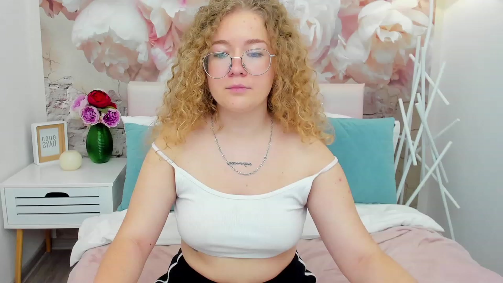 Gallery image thumbnail from CurlyLoverr's myfreecams stream on, 10/22/2023, 15:12 image 7 of 20