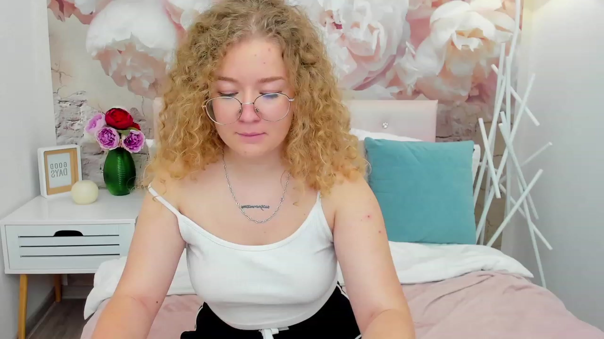 Gallery image thumbnail from CurlyLoverr's myfreecams stream on, 10/22/2023, 15:12 image 3 of 20