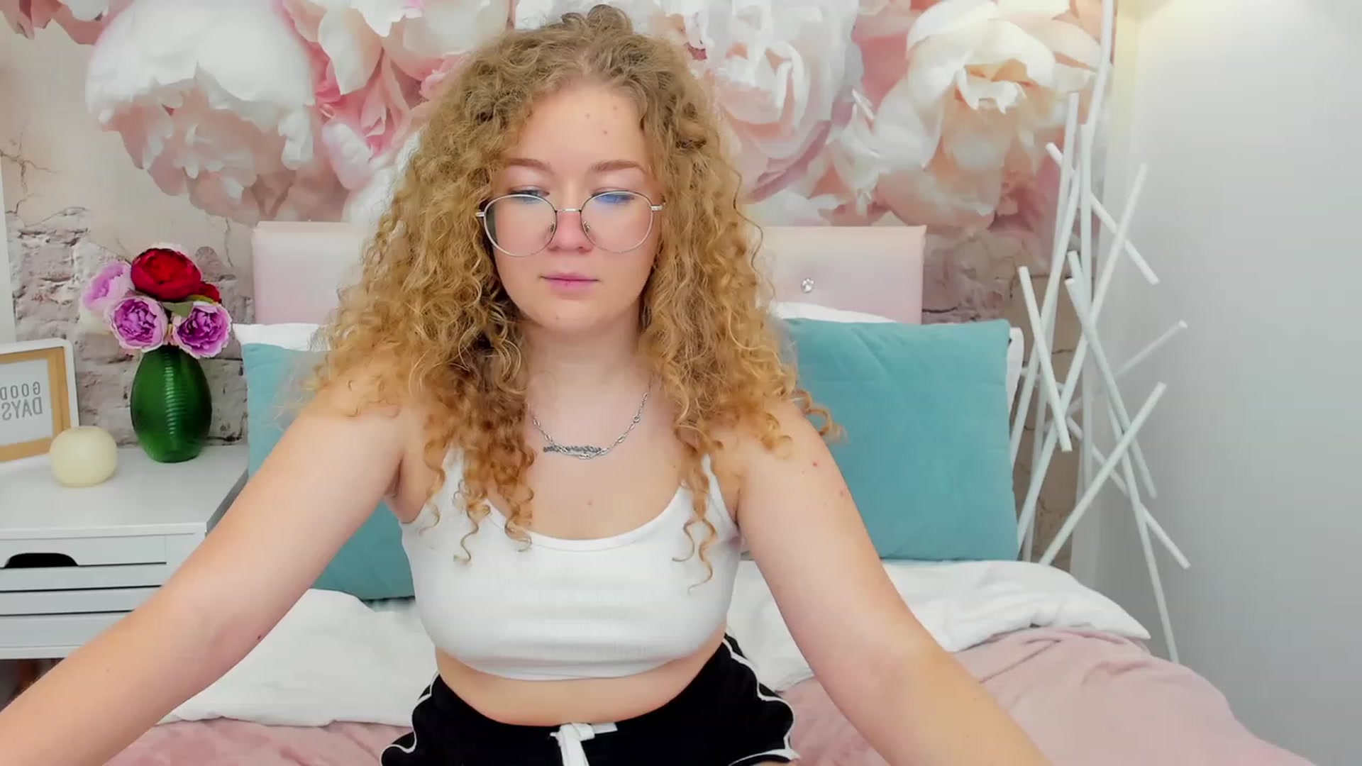 Gallery image thumbnail from CurlyLoverr's myfreecams stream on, 10/22/2023, 15:53 image 15 of 20