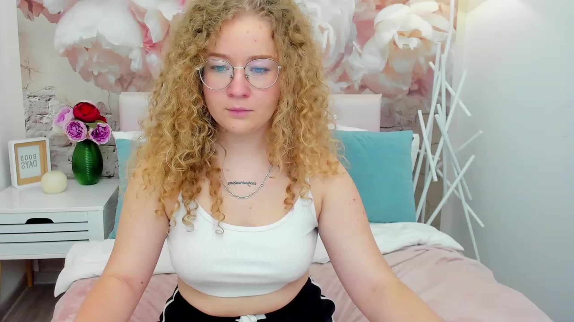 Gallery image thumbnail from CurlyLoverr's myfreecams stream on, 10/22/2023, 15:53 image 18 of 20