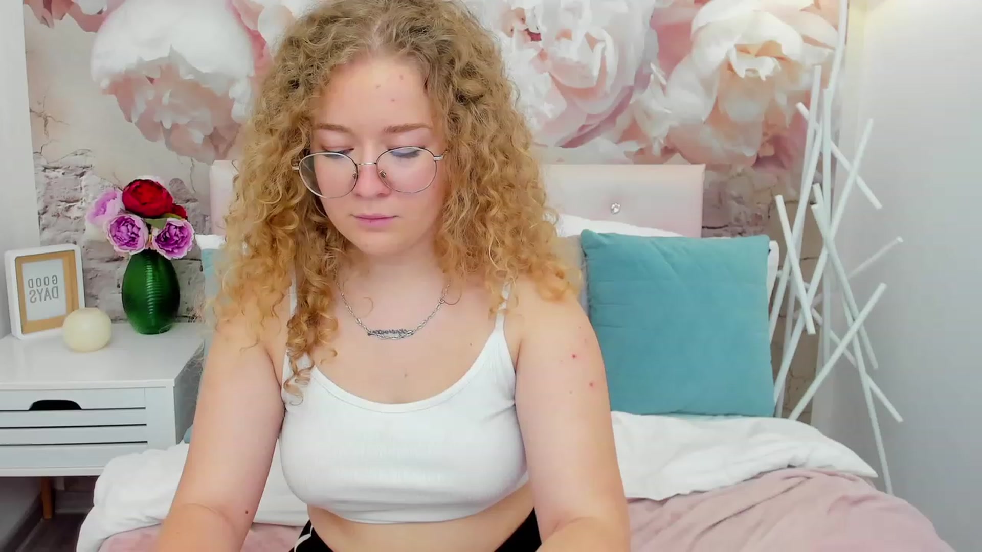 Gallery image thumbnail from CurlyLoverr's myfreecams stream on, 10/22/2023, 15:53 image 5 of 20