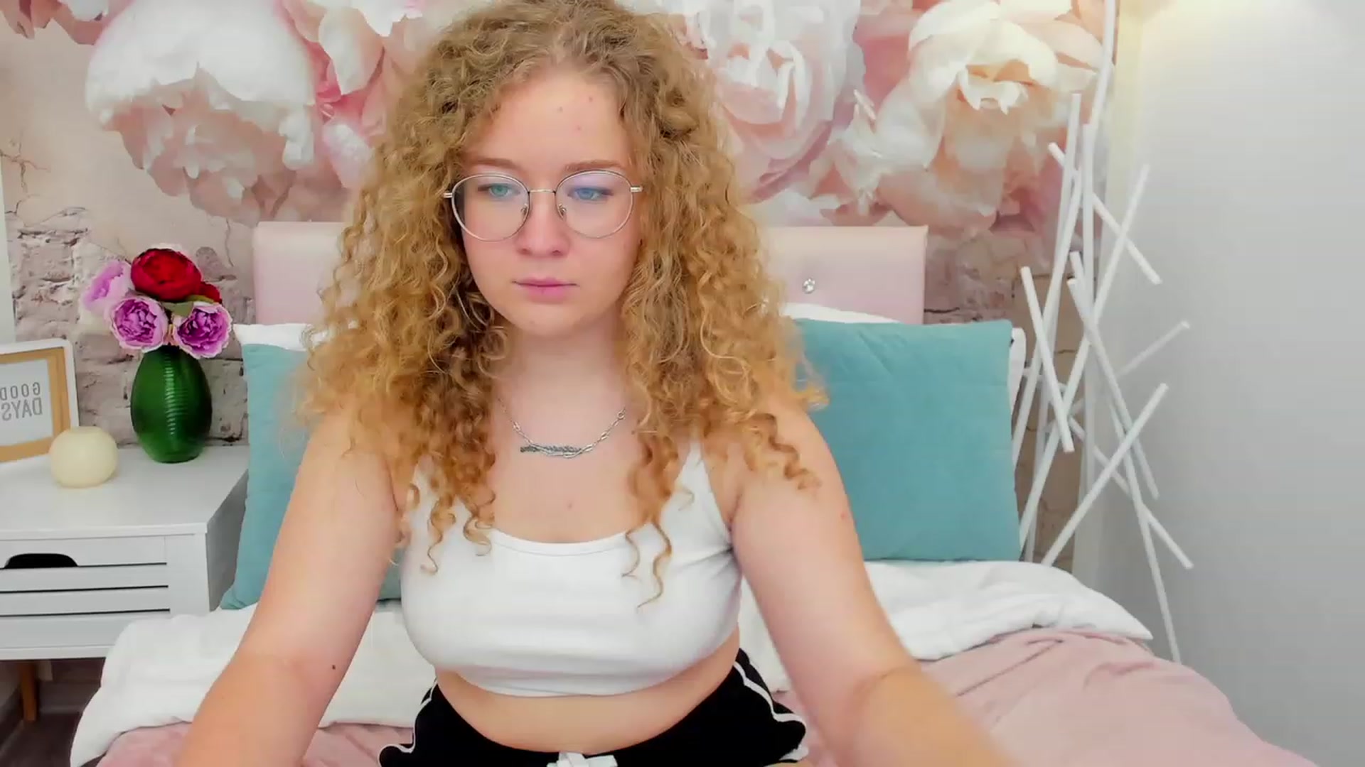 Gallery image thumbnail from CurlyLoverr's myfreecams stream on, 10/22/2023, 15:53 image 11 of 20