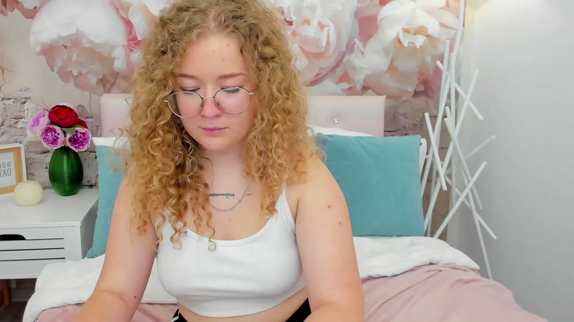 Gallery image thumbnail from CurlyLoverr's myfreecams stream on, 10/22/2023, 16:19 image 6 of 20