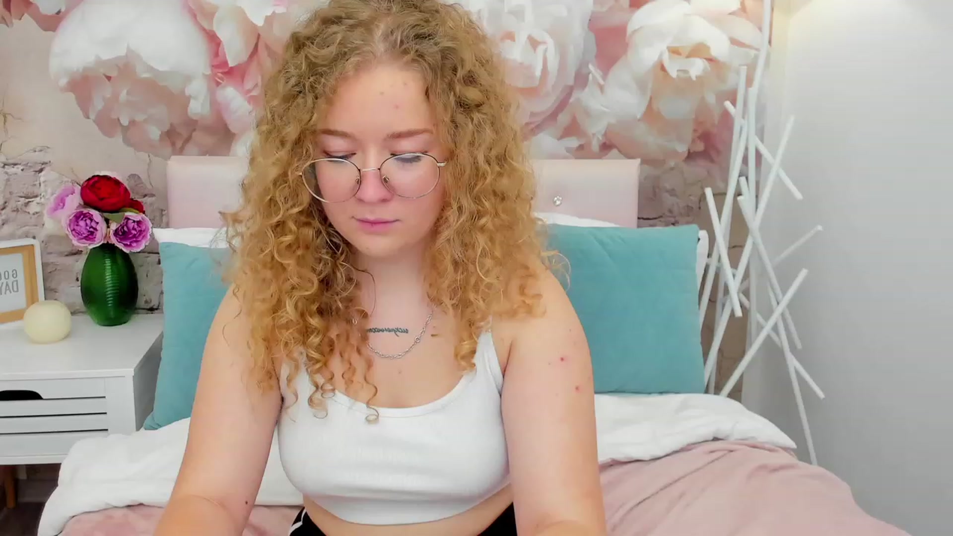 Gallery image thumbnail from CurlyLoverr's myfreecams stream on, 10/22/2023, 16:19 image 12 of 20