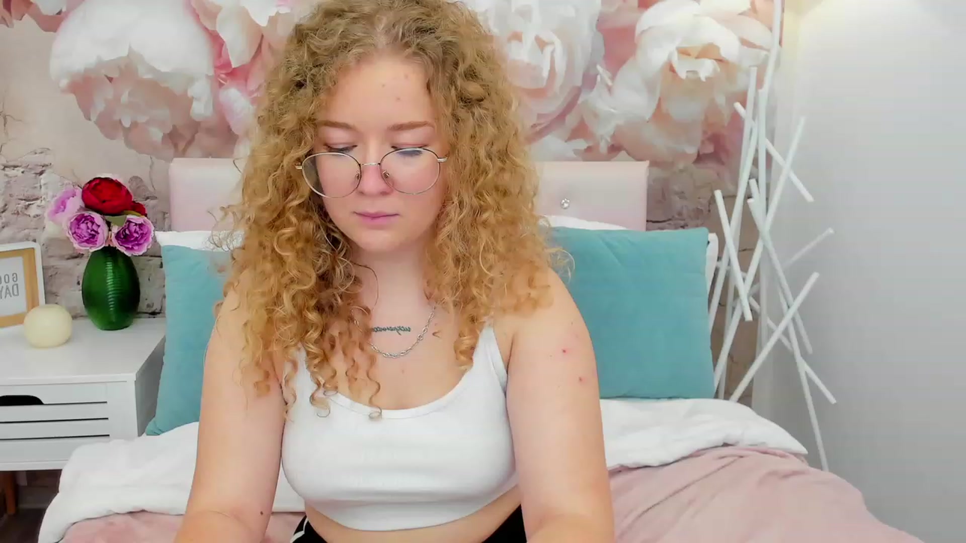 Gallery image thumbnail from CurlyLoverr's myfreecams stream on, 10/22/2023, 16:19 image 4 of 20