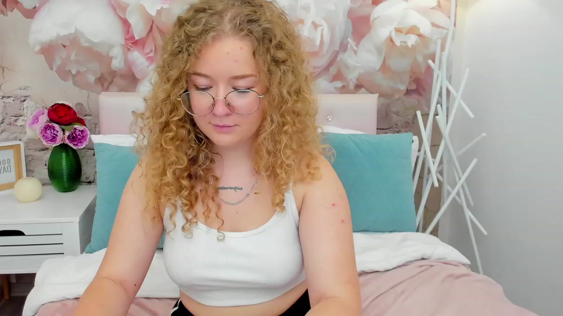 Gallery image thumbnail from CurlyLoverr's myfreecams stream on, 10/22/2023, 16:19 image 9 of 20
