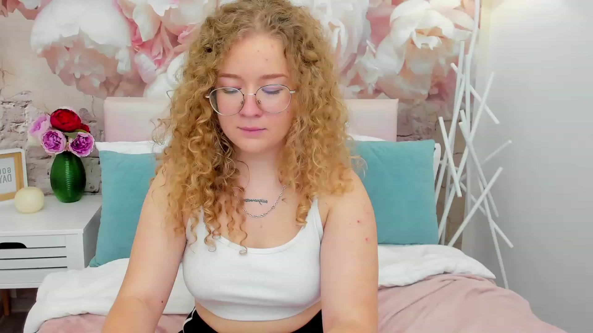 Gallery image thumbnail from CurlyLoverr's myfreecams stream on, 10/22/2023, 16:19 image 3 of 20