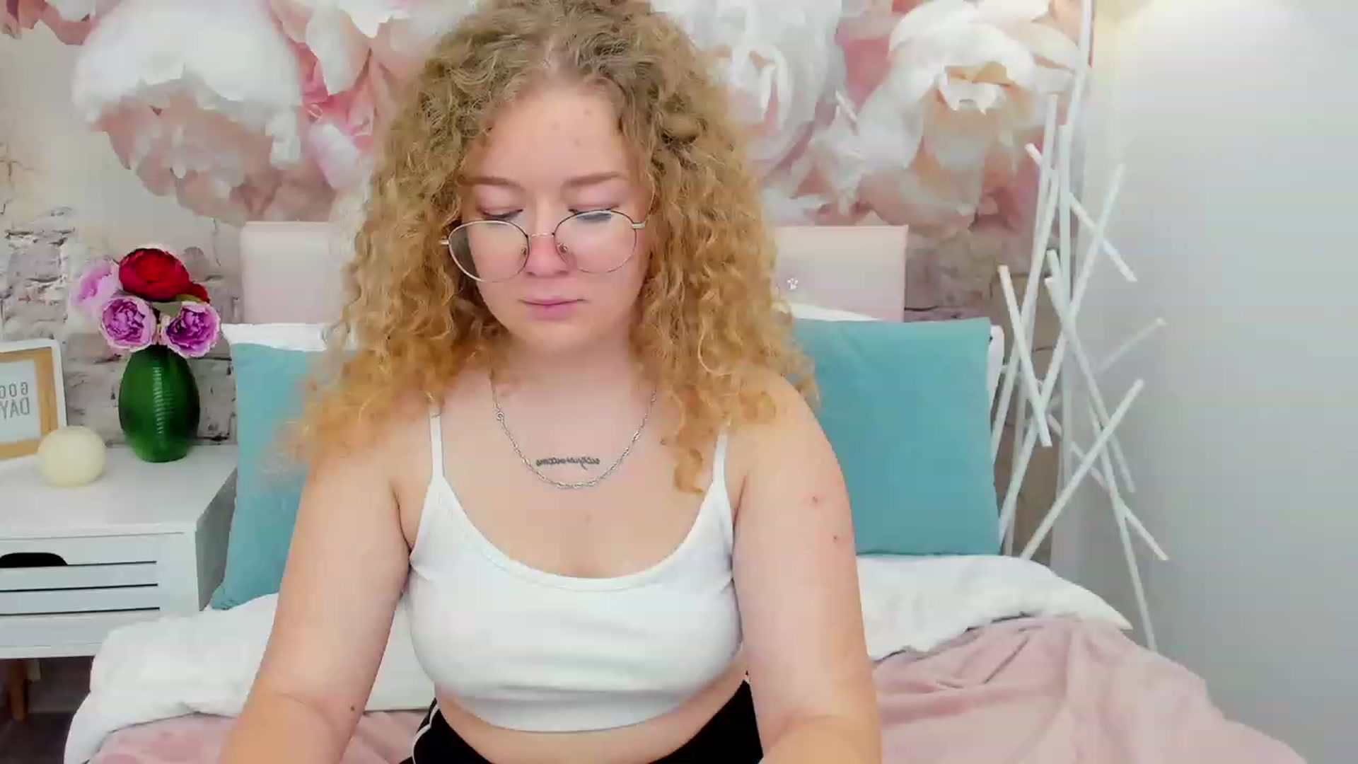 Gallery image thumbnail from CurlyLoverr's myfreecams stream on, 10/22/2023, 18:27 image 3 of 20