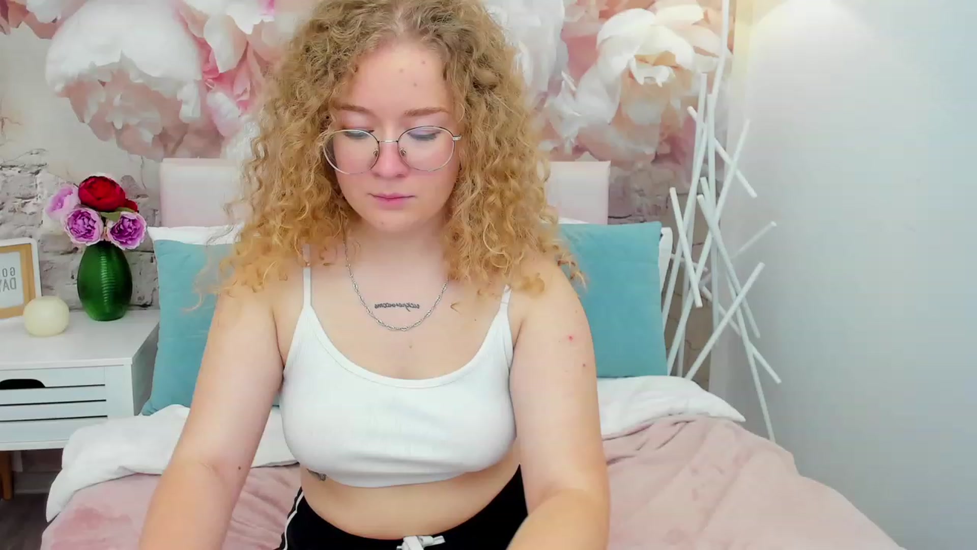 Gallery image thumbnail from CurlyLoverr's myfreecams stream on, 10/22/2023, 18:27 image 6 of 20