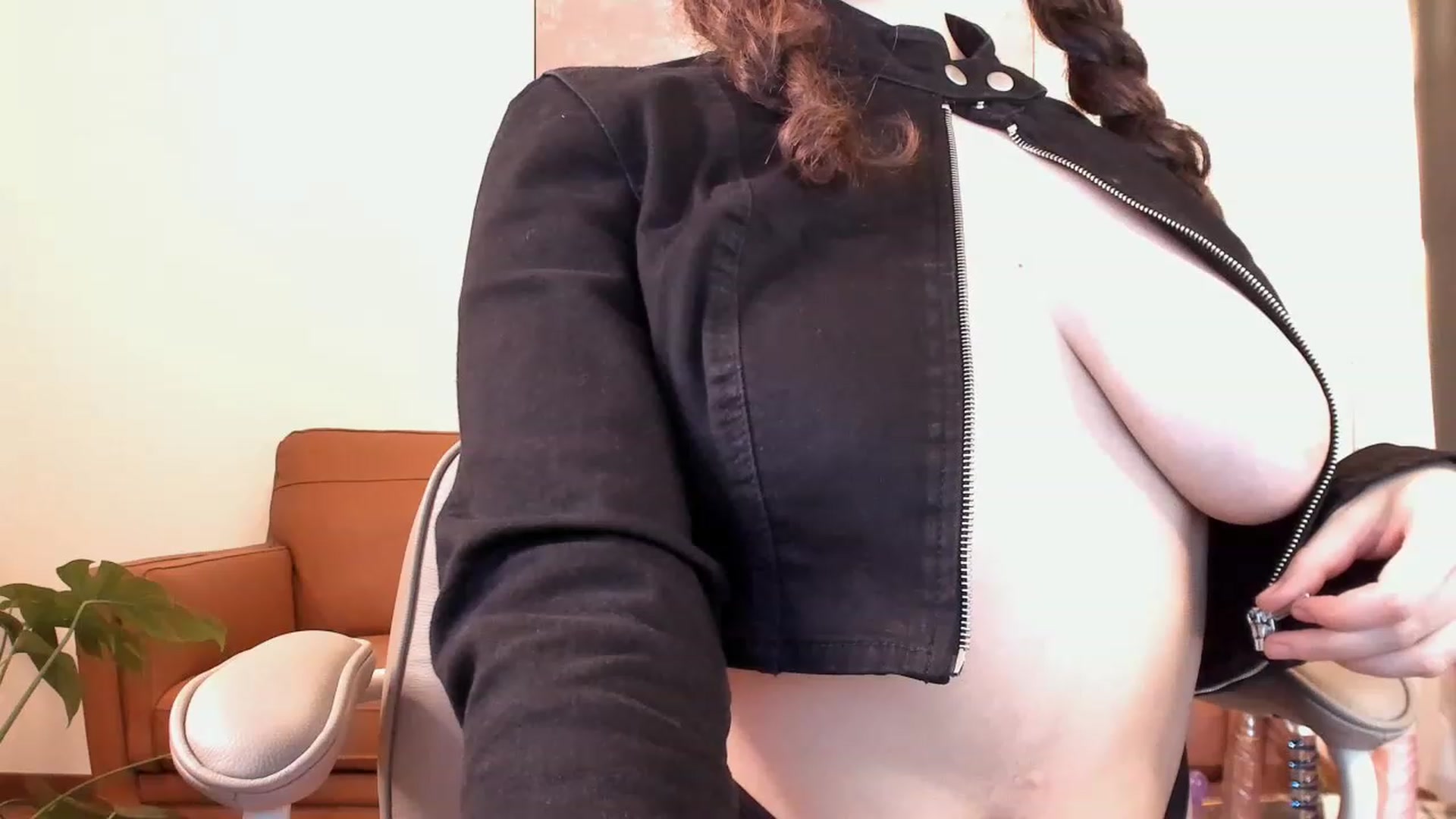 Gallery image thumbnail from Curly_charli's myfreecams stream on, 12/10/2022, 01:55 image 17 of 20