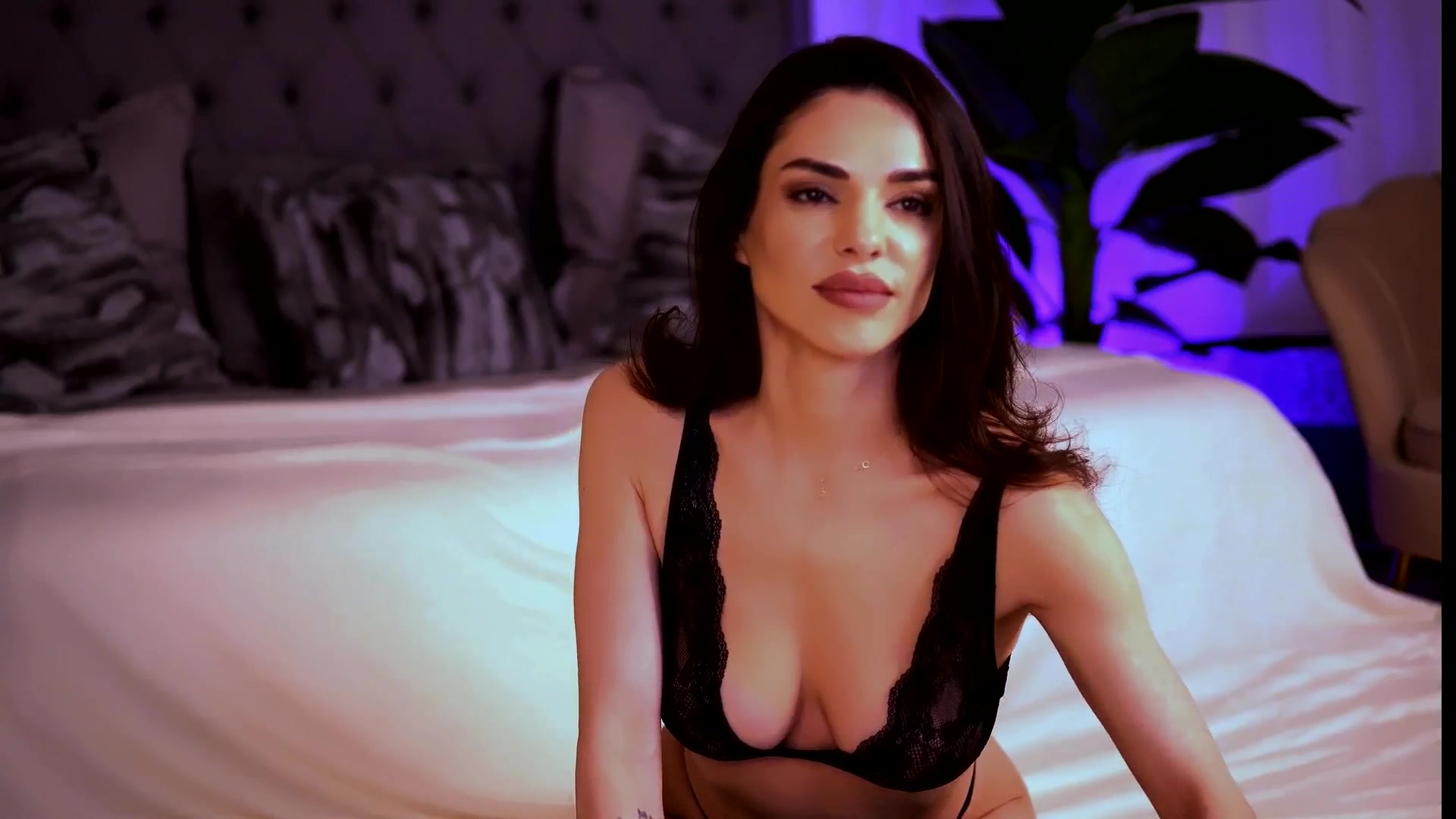 Gallery image thumbnail from CurvedLizzie's myfreecams stream on, 02/14/2026, 24:02 image 18 of 20