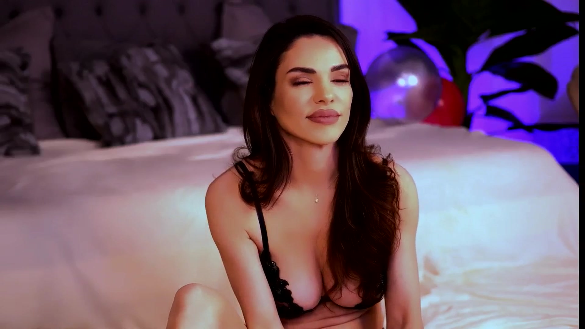 Gallery image thumbnail from CurvedLizzie's myfreecams stream on, 02/18/2026, 01:33 image 3 of 20