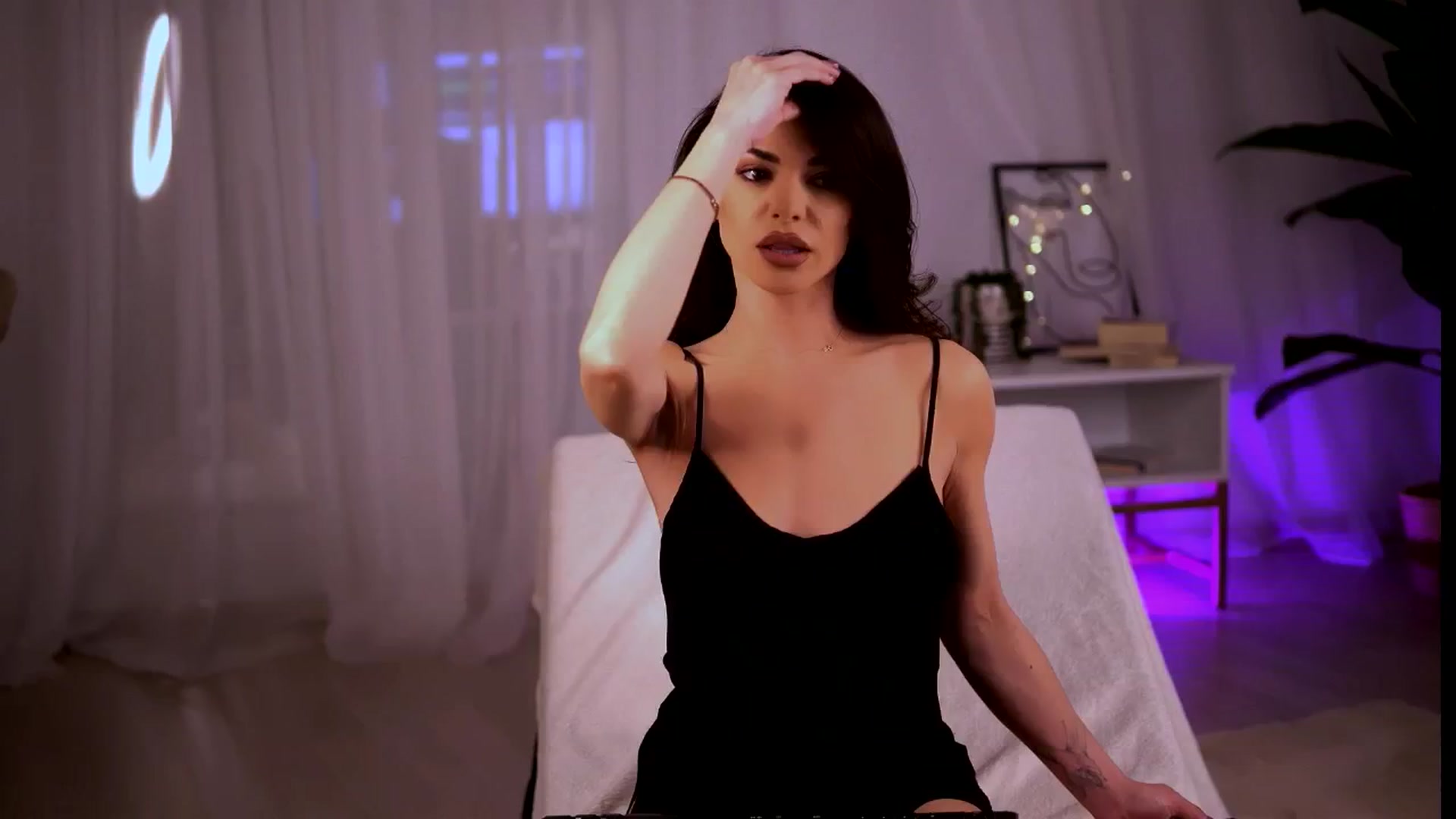 Gallery image thumbnail from CurvedLizzie's myfreecams stream on, 02/27/2026, 02:09 image 2 of 20