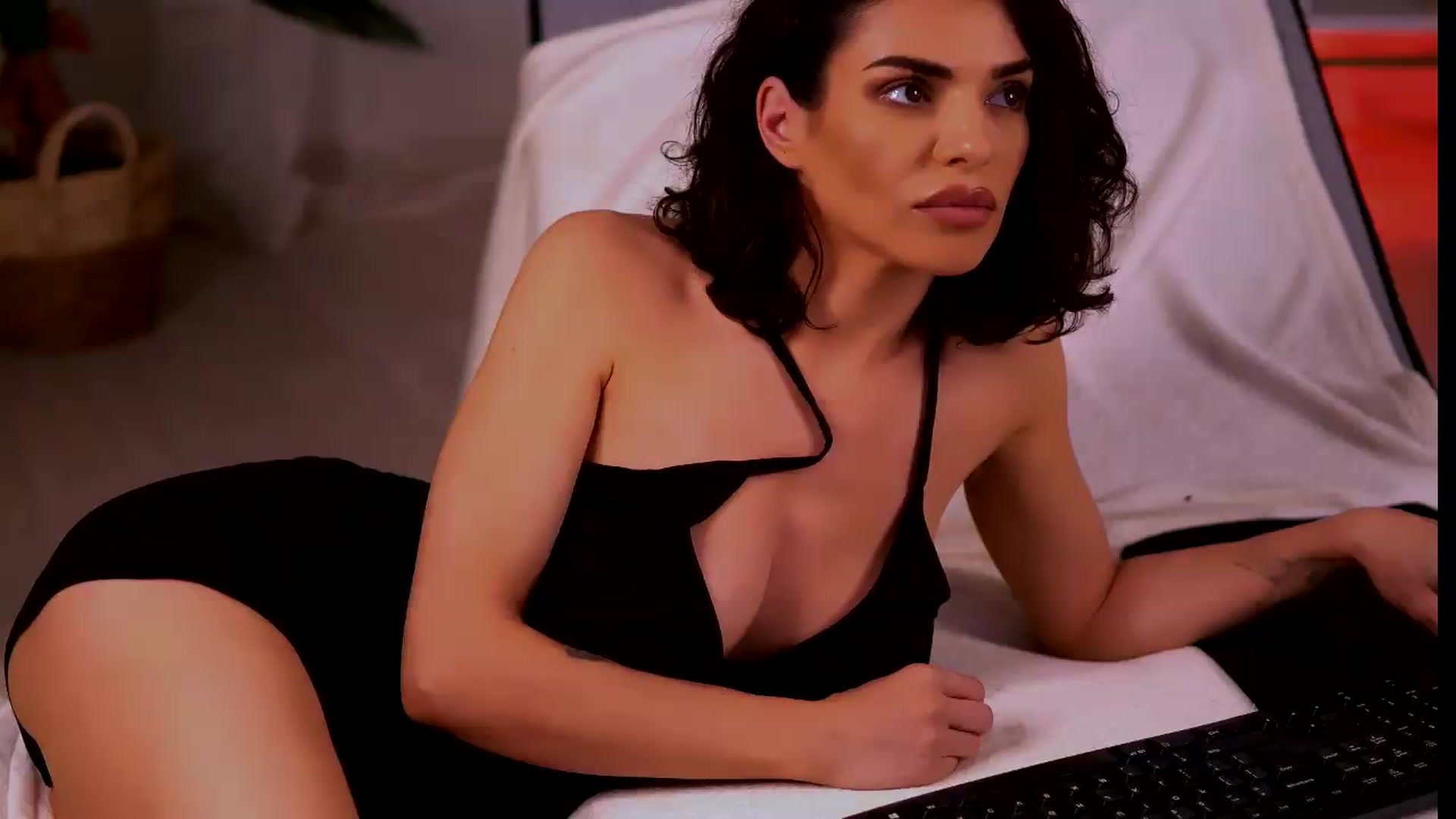 Gallery image thumbnail from CurvedLizzie's myfreecams stream on, 06/25/2026, 05:33 image 1 of 20