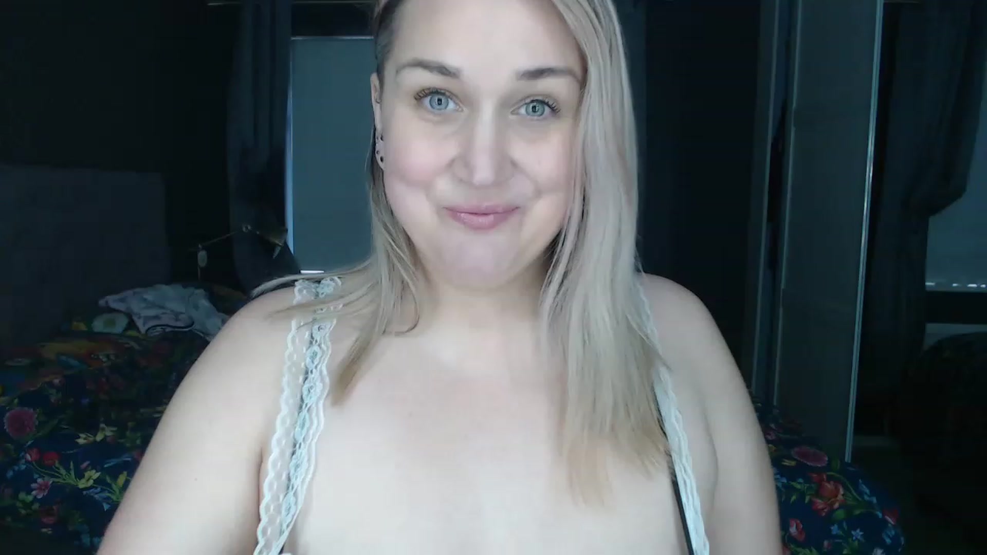 Gallery image thumbnail from CurvyWifeyX's myfreecams stream on, 11/29/2022, 10:59 image 7 of 20