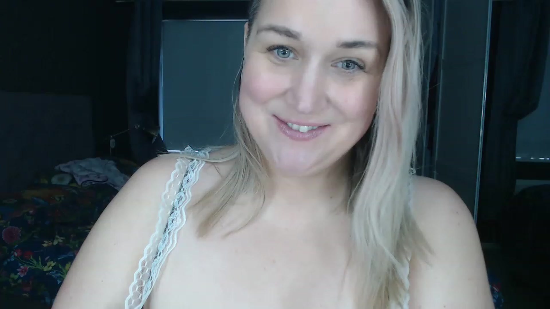 Gallery image thumbnail from CurvyWifeyX's myfreecams stream on, 11/29/2022, 10:59 image 11 of 20