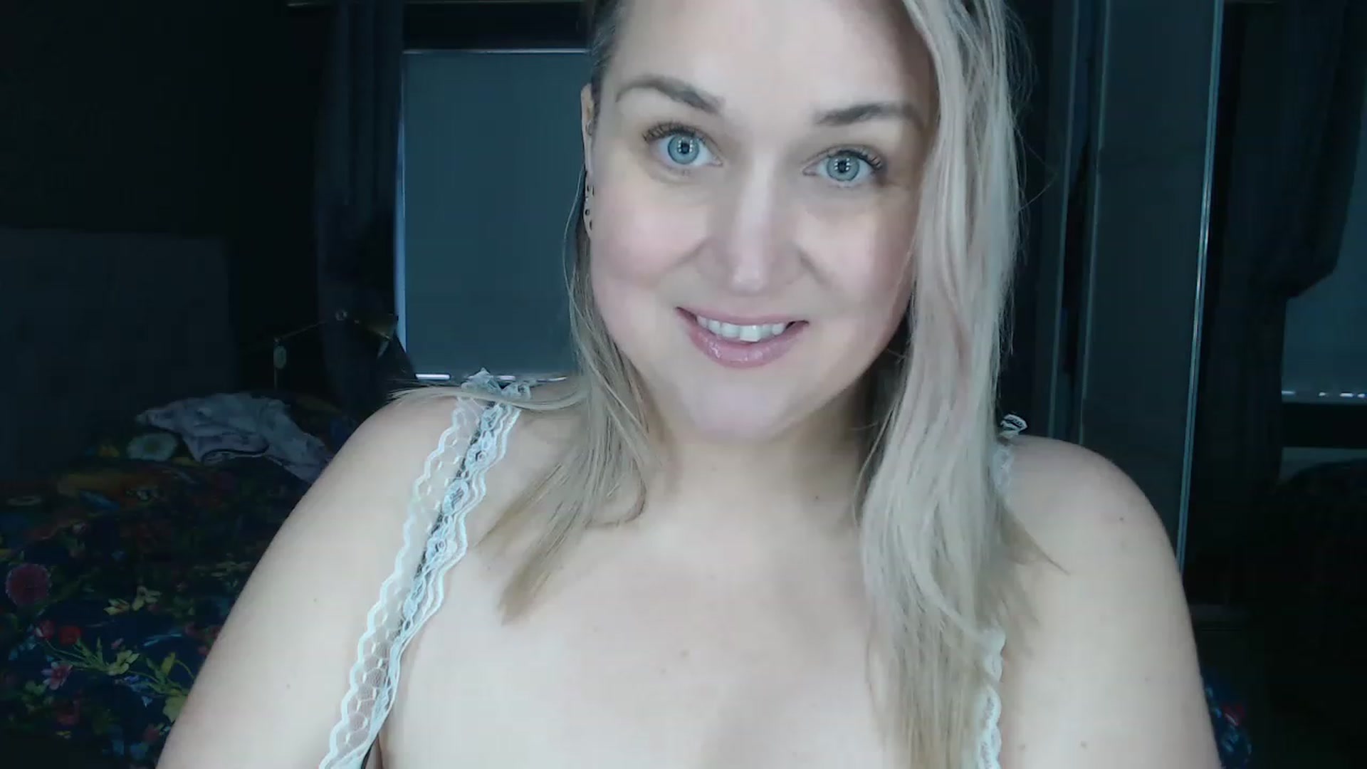 Gallery image thumbnail from CurvyWifeyX's myfreecams stream on, 11/29/2022, 10:59 image 10 of 20