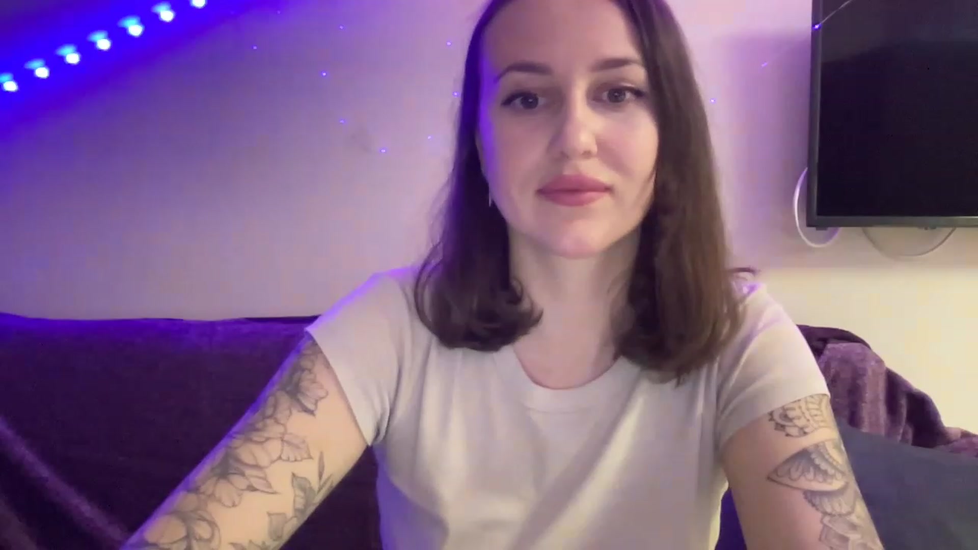 Gallery image thumbnail from Curvy_Bae's myfreecams stream on, 12/28/2022, 23:09 image 11 of 20