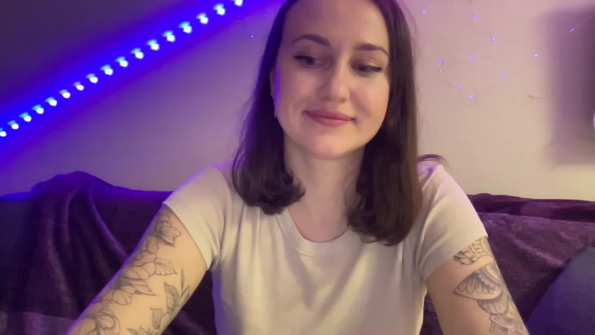 Gallery image thumbnail from Curvy_Bae's myfreecams stream on, 12/28/2022, 23:09 image 14 of 20