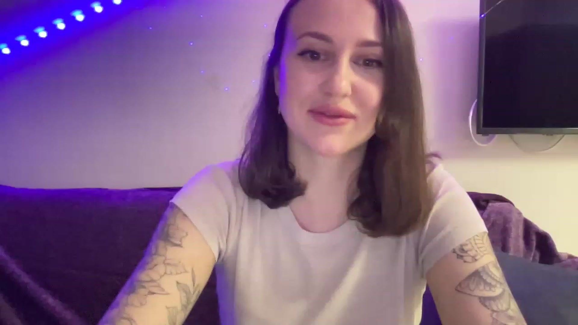Gallery image thumbnail from Curvy_Bae's myfreecams stream on, 12/28/2022, 23:09 image 8 of 20