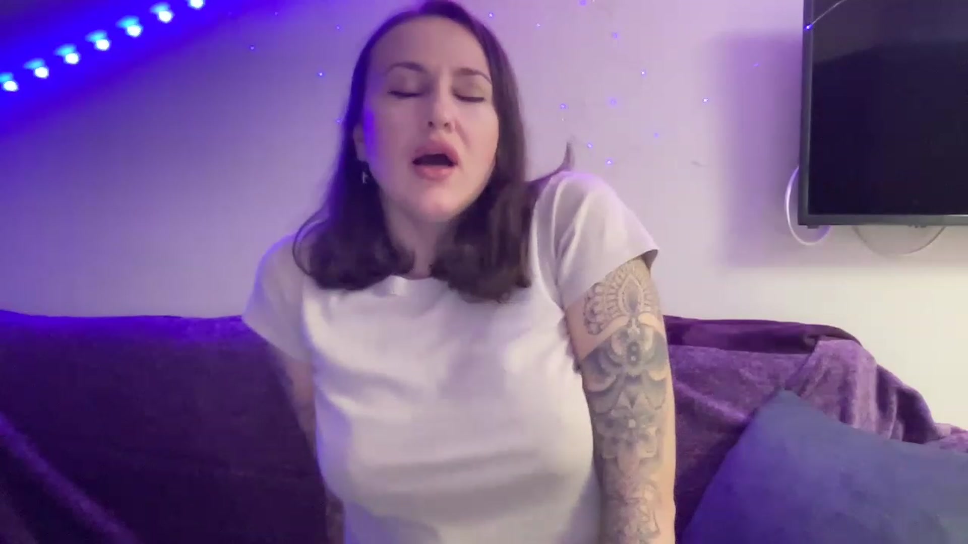 Gallery image thumbnail from Curvy_Bae's myfreecams stream on, 12/28/2022, 23:09 image 10 of 20