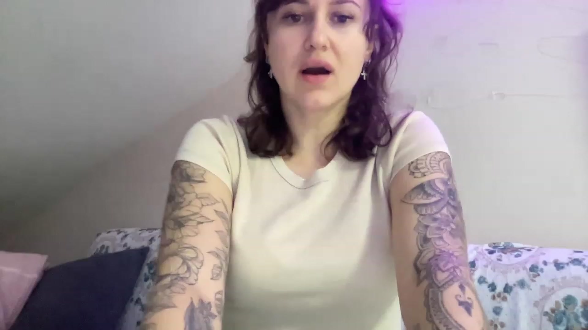Gallery image thumbnail from Curvy_Bae's myfreecams stream on, 01/25/2023, 18:53 image 7 of 20