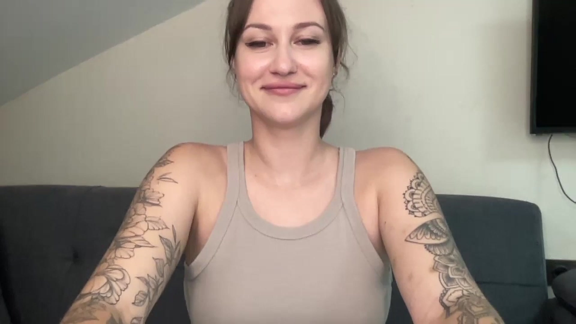 Gallery image thumbnail from Curvy_Bae's myfreecams stream on, 07/17/2023, 18:23 image 14 of 20