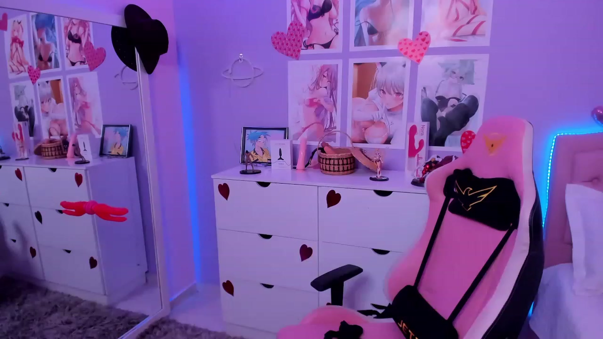 Gallery image thumbnail from Curvy_Girl_'s myfreecams stream on, 04/19/2023, 03:28 image 6 of 20