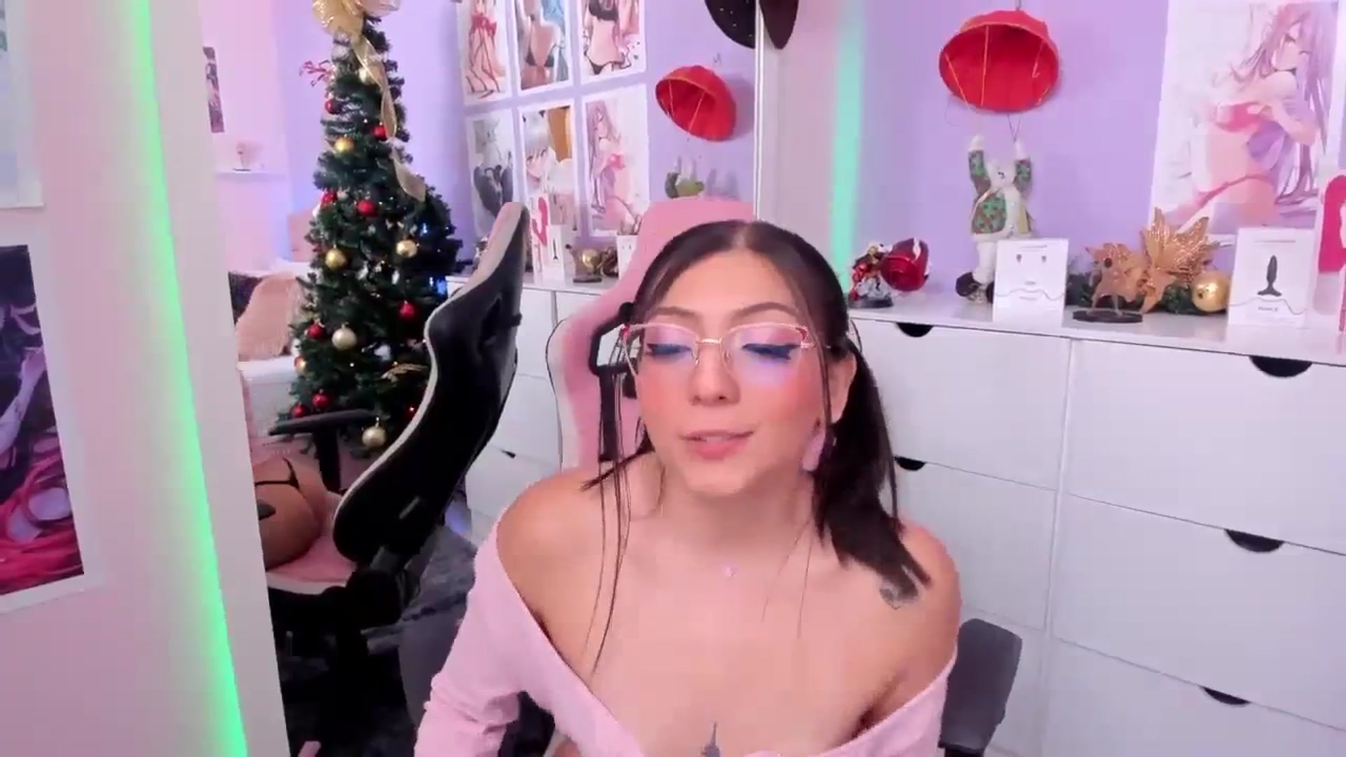 Gallery image thumbnail from Curvy_Girl_'s myfreecams stream on, 12/27/2023, 02:34 image 7 of 20